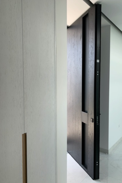 PARTERRE PIVOT ENTRY DOORS